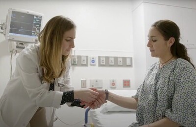 Кодирование Аквилонг в Юбилейном Врач держит пациентку за руку